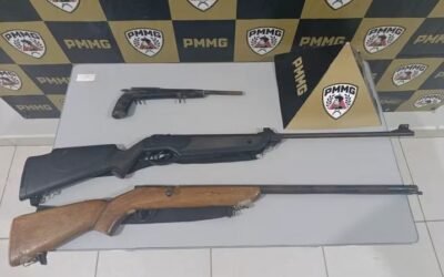 Ação rápida da Polícia Militar libertou as vítimas, que ficaram sob a mira de uma espingarda. Suspeito tentou reagir contra a guarnição, foi imobilizado e teve três armas apreendidas. Uma intervenção cirúrgica da Polícia Militar colocou fim a momentos de terror vividos por uma mulher e sua filha, de 10 anos, mantidas como reféns dentro da própria residência em Itacarambi, no Norte de Minas Gerais. A ocorrência foi finalizada neste sábado (29) com a prisão em flagrante do agressor. De acordo com a PM, o homem estava armado com uma espingarda apontada diretamente para a cabeça das vítimas, ameaçando executá-las caso alguém tentasse se aproximar do imóvel. O alerta foi dado pela mãe da mulher, que procurou os militares após receber uma mensagem desesperada de socorro enviada pela filha. Plano de resgate e luta corporal com os militares Diante da gravidade e do risco iminente, as equipes policiais cercaram o imóvel e elaboraram uma estratégia de intervenção. Os militares conseguiram contato com a vítima e a instruíram a se trancar no banheiro da casa acompanhada da criança. Assim que mãe e filha se abrigaram em segurança, as guarnições invadiram o imóvel para conter o suspeito. O homem reagiu à abordagem e tentou apontar a arma contra os policiais, sendo necessário o uso da força e luta corporal para desarmá-lo e imobilizá-lo. Durante a contenção, um sargento sofreu escoriações na mão e no braço esquerdo. No local, além da espingarda usada no sequestro, a polícia apreendeu outras duas armas de fogo que pertenciam ao autor e eram utilizadas para intimidar a família. Agressões contra criança com transtorno do espectro autista Em depoimento, a mulher revelou que vinha sofrendo ameaças de morte contínuas há vários dias e que já havia tentado terminar o relacionamento, mas desistia por medo das represálias. Ela contou ter sido agredida com tapas e uma tentativa de estrangulamento. A criança, de 10 anos, que possui transtorno do espectro autista em grau elevado e exige cuidados especiais, também foi agredida pelo homem com tapas no rosto e mordidas nas costas antes da chegada do resgate. Mesmo no momento da prisão, o suspeito continuou proferindo ameaças, afirmando que tiraria a vida das duas assim que deixasse a cadeia. O agressor foi levado para atendimento médico e, em seguida, encaminhado à Delegacia de Polícia Civil de plantão para a lavratura do flagrante.