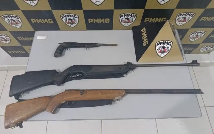 Ação rápida da Polícia Militar libertou as vítimas, que ficaram sob a mira de uma espingarda. Suspeito tentou reagir contra a guarnição, foi imobilizado e teve três armas apreendidas. Uma intervenção cirúrgica da Polícia Militar colocou fim a momentos de terror vividos por uma mulher e sua filha, de 10 anos, mantidas como reféns dentro da própria residência em Itacarambi, no Norte de Minas Gerais. A ocorrência foi finalizada neste sábado (29) com a prisão em flagrante do agressor. De acordo com a PM, o homem estava armado com uma espingarda apontada diretamente para a cabeça das vítimas, ameaçando executá-las caso alguém tentasse se aproximar do imóvel. O alerta foi dado pela mãe da mulher, que procurou os militares após receber uma mensagem desesperada de socorro enviada pela filha. Plano de resgate e luta corporal com os militares Diante da gravidade e do risco iminente, as equipes policiais cercaram o imóvel e elaboraram uma estratégia de intervenção. Os militares conseguiram contato com a vítima e a instruíram a se trancar no banheiro da casa acompanhada da criança. Assim que mãe e filha se abrigaram em segurança, as guarnições invadiram o imóvel para conter o suspeito. O homem reagiu à abordagem e tentou apontar a arma contra os policiais, sendo necessário o uso da força e luta corporal para desarmá-lo e imobilizá-lo. Durante a contenção, um sargento sofreu escoriações na mão e no braço esquerdo. No local, além da espingarda usada no sequestro, a polícia apreendeu outras duas armas de fogo que pertenciam ao autor e eram utilizadas para intimidar a família. Agressões contra criança com transtorno do espectro autista Em depoimento, a mulher revelou que vinha sofrendo ameaças de morte contínuas há vários dias e que já havia tentado terminar o relacionamento, mas desistia por medo das represálias. Ela contou ter sido agredida com tapas e uma tentativa de estrangulamento. A criança, de 10 anos, que possui transtorno do espectro autista em grau elevado e exige cuidados especiais, também foi agredida pelo homem com tapas no rosto e mordidas nas costas antes da chegada do resgate. Mesmo no momento da prisão, o suspeito continuou proferindo ameaças, afirmando que tiraria a vida das duas assim que deixasse a cadeia. O agressor foi levado para atendimento médico e, em seguida, encaminhado à Delegacia de Polícia Civil de plantão para a lavratura do flagrante.