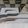 Ação rápida da Polícia Militar libertou as vítimas, que ficaram sob a mira de uma espingarda. Suspeito tentou reagir contra a guarnição, foi imobilizado e teve três armas apreendidas. Uma intervenção cirúrgica da Polícia Militar colocou fim a momentos de terror vividos por uma mulher e sua filha, de 10 anos, mantidas como reféns dentro da própria residência em Itacarambi, no Norte de Minas Gerais. A ocorrência foi finalizada neste sábado (29) com a prisão em flagrante do agressor. De acordo com a PM, o homem estava armado com uma espingarda apontada diretamente para a cabeça das vítimas, ameaçando executá-las caso alguém tentasse se aproximar do imóvel. O alerta foi dado pela mãe da mulher, que procurou os militares após receber uma mensagem desesperada de socorro enviada pela filha. Plano de resgate e luta corporal com os militares Diante da gravidade e do risco iminente, as equipes policiais cercaram o imóvel e elaboraram uma estratégia de intervenção. Os militares conseguiram contato com a vítima e a instruíram a se trancar no banheiro da casa acompanhada da criança. Assim que mãe e filha se abrigaram em segurança, as guarnições invadiram o imóvel para conter o suspeito. O homem reagiu à abordagem e tentou apontar a arma contra os policiais, sendo necessário o uso da força e luta corporal para desarmá-lo e imobilizá-lo. Durante a contenção, um sargento sofreu escoriações na mão e no braço esquerdo. No local, além da espingarda usada no sequestro, a polícia apreendeu outras duas armas de fogo que pertenciam ao autor e eram utilizadas para intimidar a família. Agressões contra criança com transtorno do espectro autista Em depoimento, a mulher revelou que vinha sofrendo ameaças de morte contínuas há vários dias e que já havia tentado terminar o relacionamento, mas desistia por medo das represálias. Ela contou ter sido agredida com tapas e uma tentativa de estrangulamento. A criança, de 10 anos, que possui transtorno do espectro autista em grau elevado e exige cuidados especiais, também foi agredida pelo homem com tapas no rosto e mordidas nas costas antes da chegada do resgate. Mesmo no momento da prisão, o suspeito continuou proferindo ameaças, afirmando que tiraria a vida das duas assim que deixasse a cadeia. O agressor foi levado para atendimento médico e, em seguida, encaminhado à Delegacia de Polícia Civil de plantão para a lavratura do flagrante.