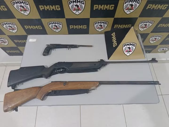 Ação rápida da Polícia Militar libertou as vítimas, que ficaram sob a mira de uma espingarda. Suspeito tentou reagir contra a guarnição, foi imobilizado e teve três armas apreendidas. Uma intervenção cirúrgica da Polícia Militar colocou fim a momentos de terror vividos por uma mulher e sua filha, de 10 anos, mantidas como reféns dentro da própria residência em Itacarambi, no Norte de Minas Gerais. A ocorrência foi finalizada neste sábado (29) com a prisão em flagrante do agressor. De acordo com a PM, o homem estava armado com uma espingarda apontada diretamente para a cabeça das vítimas, ameaçando executá-las caso alguém tentasse se aproximar do imóvel. O alerta foi dado pela mãe da mulher, que procurou os militares após receber uma mensagem desesperada de socorro enviada pela filha. Plano de resgate e luta corporal com os militares Diante da gravidade e do risco iminente, as equipes policiais cercaram o imóvel e elaboraram uma estratégia de intervenção. Os militares conseguiram contato com a vítima e a instruíram a se trancar no banheiro da casa acompanhada da criança. Assim que mãe e filha se abrigaram em segurança, as guarnições invadiram o imóvel para conter o suspeito. O homem reagiu à abordagem e tentou apontar a arma contra os policiais, sendo necessário o uso da força e luta corporal para desarmá-lo e imobilizá-lo. Durante a contenção, um sargento sofreu escoriações na mão e no braço esquerdo. No local, além da espingarda usada no sequestro, a polícia apreendeu outras duas armas de fogo que pertenciam ao autor e eram utilizadas para intimidar a família. Agressões contra criança com transtorno do espectro autista Em depoimento, a mulher revelou que vinha sofrendo ameaças de morte contínuas há vários dias e que já havia tentado terminar o relacionamento, mas desistia por medo das represálias. Ela contou ter sido agredida com tapas e uma tentativa de estrangulamento. A criança, de 10 anos, que possui transtorno do espectro autista em grau elevado e exige cuidados especiais, também foi agredida pelo homem com tapas no rosto e mordidas nas costas antes da chegada do resgate. Mesmo no momento da prisão, o suspeito continuou proferindo ameaças, afirmando que tiraria a vida das duas assim que deixasse a cadeia. O agressor foi levado para atendimento médico e, em seguida, encaminhado à Delegacia de Polícia Civil de plantão para a lavratura do flagrante.