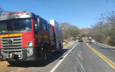 ACIDENTE NA BR-251: Carreta tomba em Salinas e deixa três pessoas da mesma família feridas