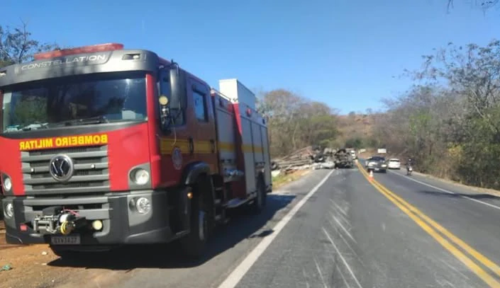 ACIDENTE NA BR-251: Carreta tomba em Salinas e deixa três pessoas da mesma família feridas