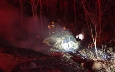 TRAGÉDIA NA MGC-135: Duas pessoas morrem carbonizadas após carro pegar fogo entre Pedras de Maria da Cruz e Lontra