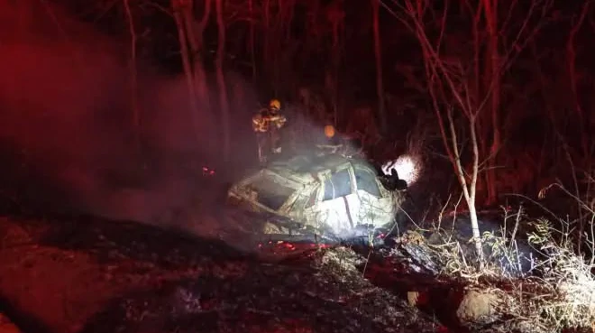 TRAGÉDIA NA MGC-135: Duas pessoas morrem carbonizadas após carro pegar fogo entre Pedras de Maria da Cruz e Lontra