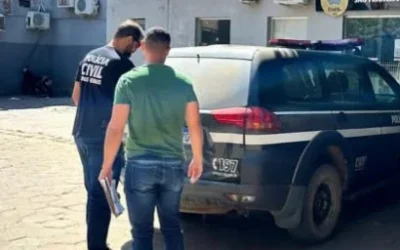 Em uma operação integrada entre a Polícia Civil de Minas Gerais (por meio da delegacia de São Francisco) e a Polícia Civil do Distrito Federal, as forças de segurança cumpriram, em Brasília, o mandado de prisão preventiva expedido pela Comarca de São Francisco contra o autor de um homicídio ocorrido na zona rural do município mineiro. O crime aconteceu no dia 8 de junho de 2025, durante um evento de bolão de vaquejada realizado na Fazenda Belmonte. A vítima, um jovem de 27 anos, foi atingida por um tiro na região da cabeça, chegou a dar entrada na unidade hospitalar local, mas não resistiu aos ferimentos. 🍻 Motívacao: Desavença antiga em evento rural De acordo com o inquérito policial concluído e remetido ao Judiciário em agosto do ano passado, o assassinato foi motivado por rixas antigas entre os envolvidos. Na data do fato, a vítima aproximou-se de um grupo de pessoas para comprar uma cerveja quando se deparou com o suspeito. Após uma breve discussão verbal entre os dois, o investigado sacou a arma e efetuou o disparo fatal contra o rapaz. ⚖️ Indiciamento, mandado de prisão e localização em Brasília A apuração conduzida pela Polícia Civil reuniu um vasto conjunto probatório — incluindo laudos periciais, oitiva de testemunhas e a confissão do suspeito —, culminando no indiciamento por homicídio qualificado. Após solicitação do Ministério Público, o Poder Judiciário deferiu o mandado de prisão preventiva contra o autor. O investigado havia fugido para a capital federal, onde foi localizado e preso. Ele permanece retido em Brasília, à disposição da Justiça de Minas Gerais.