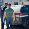 Em uma operação integrada entre a Polícia Civil de Minas Gerais (por meio da delegacia de São Francisco) e a Polícia Civil do Distrito Federal, as forças de segurança cumpriram, em Brasília, o mandado de prisão preventiva expedido pela Comarca de São Francisco contra o autor de um homicídio ocorrido na zona rural do município mineiro. O crime aconteceu no dia 8 de junho de 2025, durante um evento de bolão de vaquejada realizado na Fazenda Belmonte. A vítima, um jovem de 27 anos, foi atingida por um tiro na região da cabeça, chegou a dar entrada na unidade hospitalar local, mas não resistiu aos ferimentos. 🍻 Motívacao: Desavença antiga em evento rural De acordo com o inquérito policial concluído e remetido ao Judiciário em agosto do ano passado, o assassinato foi motivado por rixas antigas entre os envolvidos. Na data do fato, a vítima aproximou-se de um grupo de pessoas para comprar uma cerveja quando se deparou com o suspeito. Após uma breve discussão verbal entre os dois, o investigado sacou a arma e efetuou o disparo fatal contra o rapaz. ⚖️ Indiciamento, mandado de prisão e localização em Brasília A apuração conduzida pela Polícia Civil reuniu um vasto conjunto probatório — incluindo laudos periciais, oitiva de testemunhas e a confissão do suspeito —, culminando no indiciamento por homicídio qualificado. Após solicitação do Ministério Público, o Poder Judiciário deferiu o mandado de prisão preventiva contra o autor. O investigado havia fugido para a capital federal, onde foi localizado e preso. Ele permanece retido em Brasília, à disposição da Justiça de Minas Gerais.