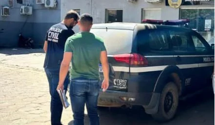 Em uma operação integrada entre a Polícia Civil de Minas Gerais (por meio da delegacia de São Francisco) e a Polícia Civil do Distrito Federal, as forças de segurança cumpriram, em Brasília, o mandado de prisão preventiva expedido pela Comarca de São Francisco contra o autor de um homicídio ocorrido na zona rural do município mineiro. O crime aconteceu no dia 8 de junho de 2025, durante um evento de bolão de vaquejada realizado na Fazenda Belmonte. A vítima, um jovem de 27 anos, foi atingida por um tiro na região da cabeça, chegou a dar entrada na unidade hospitalar local, mas não resistiu aos ferimentos. 🍻 Motívacao: Desavença antiga em evento rural De acordo com o inquérito policial concluído e remetido ao Judiciário em agosto do ano passado, o assassinato foi motivado por rixas antigas entre os envolvidos. Na data do fato, a vítima aproximou-se de um grupo de pessoas para comprar uma cerveja quando se deparou com o suspeito. Após uma breve discussão verbal entre os dois, o investigado sacou a arma e efetuou o disparo fatal contra o rapaz. ⚖️ Indiciamento, mandado de prisão e localização em Brasília A apuração conduzida pela Polícia Civil reuniu um vasto conjunto probatório — incluindo laudos periciais, oitiva de testemunhas e a confissão do suspeito —, culminando no indiciamento por homicídio qualificado. Após solicitação do Ministério Público, o Poder Judiciário deferiu o mandado de prisão preventiva contra o autor. O investigado havia fugido para a capital federal, onde foi localizado e preso. Ele permanece retido em Brasília, à disposição da Justiça de Minas Gerais.