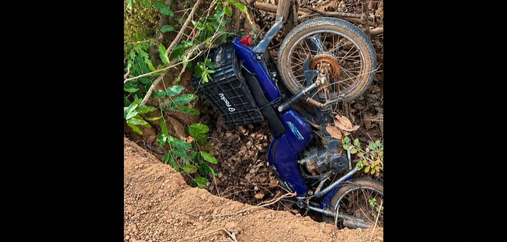 Homem é encontrado morto com motocicleta em mata-burro na zona rural de Mirabela