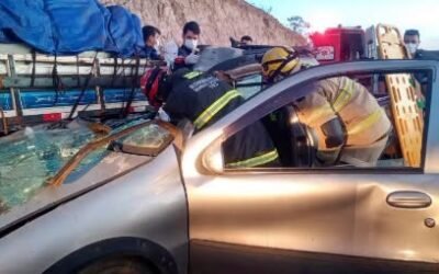 Grave acidente na MGC-451 deixa duas pessoas feridas após caminhonete colidir contra traseira de caminhão em Olhos D’Água
