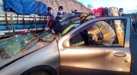 Grave acidente na MGC-451 deixa duas pessoas feridas após caminhonete colidir contra traseira de caminhão em Olhos D’Água