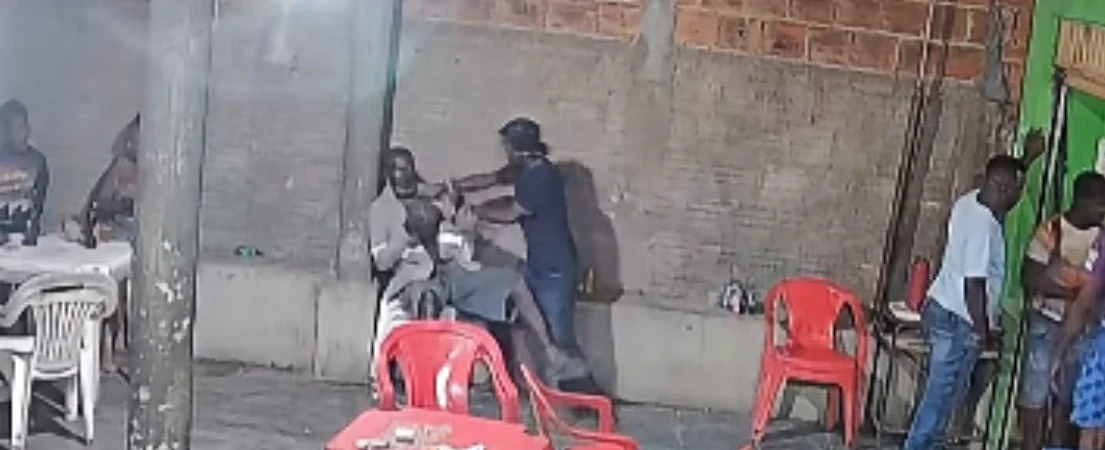 Briga em bar na Vila Sudário deixa homem esfaqueado no pescoço em Pai Pedro; vítima foi levada para Janaúba