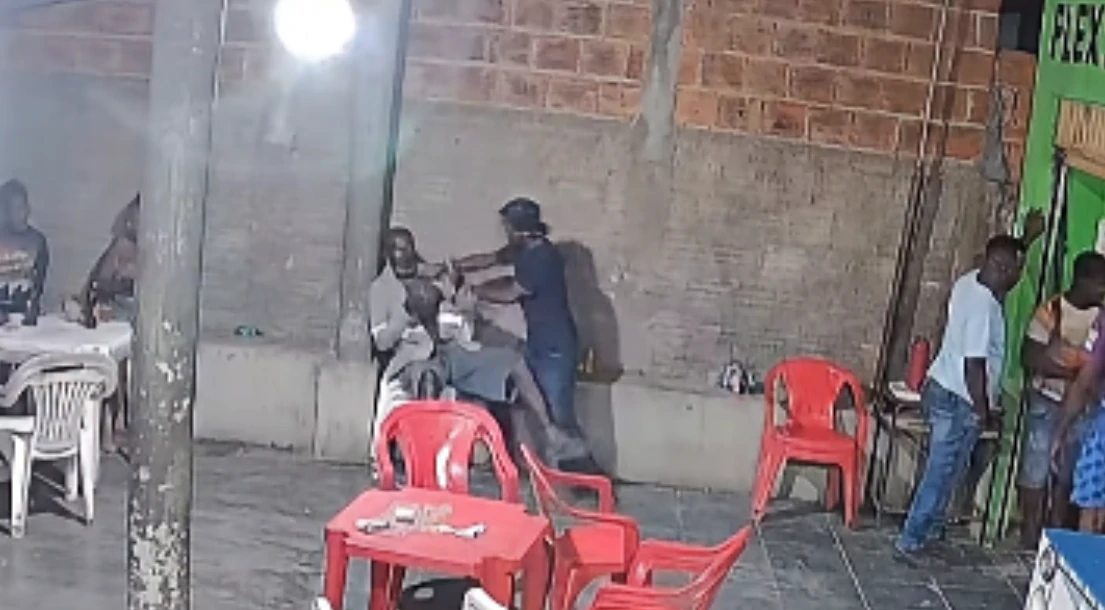 Briga em bar na Vila Sudário deixa homem esfaqueado no pescoço em Pai Pedro; vítima foi levada para Janaúba