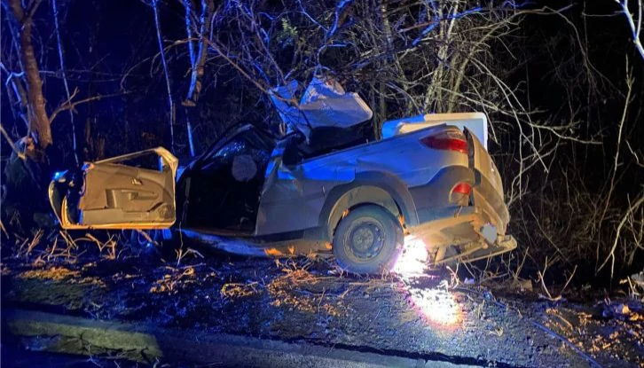 Motorista de 42 anos morre após picape colidir contra árvore na MG-401, em Jaíba