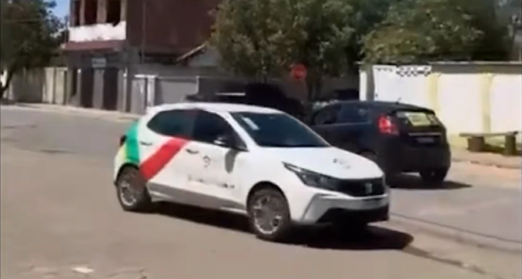 FUGA DE CARRO OFICIAL: Prefeito de São Romão arranca em alta velocidade para fugir de notificação de cassação