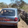 Um homem de 47 anos, suspeito de invadir a residência, amarrar e ameaçar com uma faca um casal de idosos na zona rural de Japonvar, no Norte de Minas, foi preso pela Polícia Militar após a Justiça expedir um mandado de prisão preventiva. As vítimas têm 90 e 72 anos. O Crime O caso ocorreu na madrugada de 8 de setembro, na comunidade de Cabeceira do Mangaí. O suspeito — que, segundo a polícia, é vizinho e mantinha relação de proximidade com o casal — invadiu o imóvel munido de uma faca. Sob severas ameaças, ele rendeu e amarrou as vítimas, roubando um veículo, documentos e quantias em dinheiro. Investigação e Recuperação dos Bens Durante os levantamentos das forças de segurança, o automóvel levado no assalto foi localizado em uma propriedade rural no município de Mirabela e devidamente recuperado pela Polícia Militar. O suspeito foi localizado em um sítio pertencente ao seu pai, na cidade de Brasília de Minas. Impunidade Provisória e Prisão Preventiva No dia 14 de setembro, o homem chegou a ser detido pela Polícia Militar. Contudo, ao ser encaminhado à delegacia, a prisão não foi ratificada pela Polícia Civil devido à ausência de situação legal de flagrante, o que resultou na sua soltura imediata. Diante da gravidade dos fatos, a Polícia Militar acionou o Ministério Público para requerer a prisão preventiva do investigado. Com o deferimento da medida cautelar pelo Poder Judiciário, os militares cumpriram o mandado no último sábado. O suspeito foi encaminhado ao Presídio de Januária, onde permanece custodiado e à disposição da Justiça.