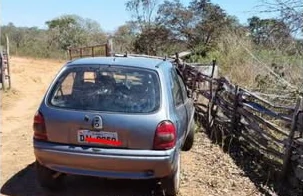 Um homem de 47 anos, suspeito de invadir a residência, amarrar e ameaçar com uma faca um casal de idosos na zona rural de Japonvar, no Norte de Minas, foi preso pela Polícia Militar após a Justiça expedir um mandado de prisão preventiva. As vítimas têm 90 e 72 anos. O Crime O caso ocorreu na madrugada de 8 de setembro, na comunidade de Cabeceira do Mangaí. O suspeito — que, segundo a polícia, é vizinho e mantinha relação de proximidade com o casal — invadiu o imóvel munido de uma faca. Sob severas ameaças, ele rendeu e amarrou as vítimas, roubando um veículo, documentos e quantias em dinheiro. Investigação e Recuperação dos Bens Durante os levantamentos das forças de segurança, o automóvel levado no assalto foi localizado em uma propriedade rural no município de Mirabela e devidamente recuperado pela Polícia Militar. O suspeito foi localizado em um sítio pertencente ao seu pai, na cidade de Brasília de Minas. Impunidade Provisória e Prisão Preventiva No dia 14 de setembro, o homem chegou a ser detido pela Polícia Militar. Contudo, ao ser encaminhado à delegacia, a prisão não foi ratificada pela Polícia Civil devido à ausência de situação legal de flagrante, o que resultou na sua soltura imediata. Diante da gravidade dos fatos, a Polícia Militar acionou o Ministério Público para requerer a prisão preventiva do investigado. Com o deferimento da medida cautelar pelo Poder Judiciário, os militares cumpriram o mandado no último sábado. O suspeito foi encaminhado ao Presídio de Januária, onde permanece custodiado e à disposição da Justiça.