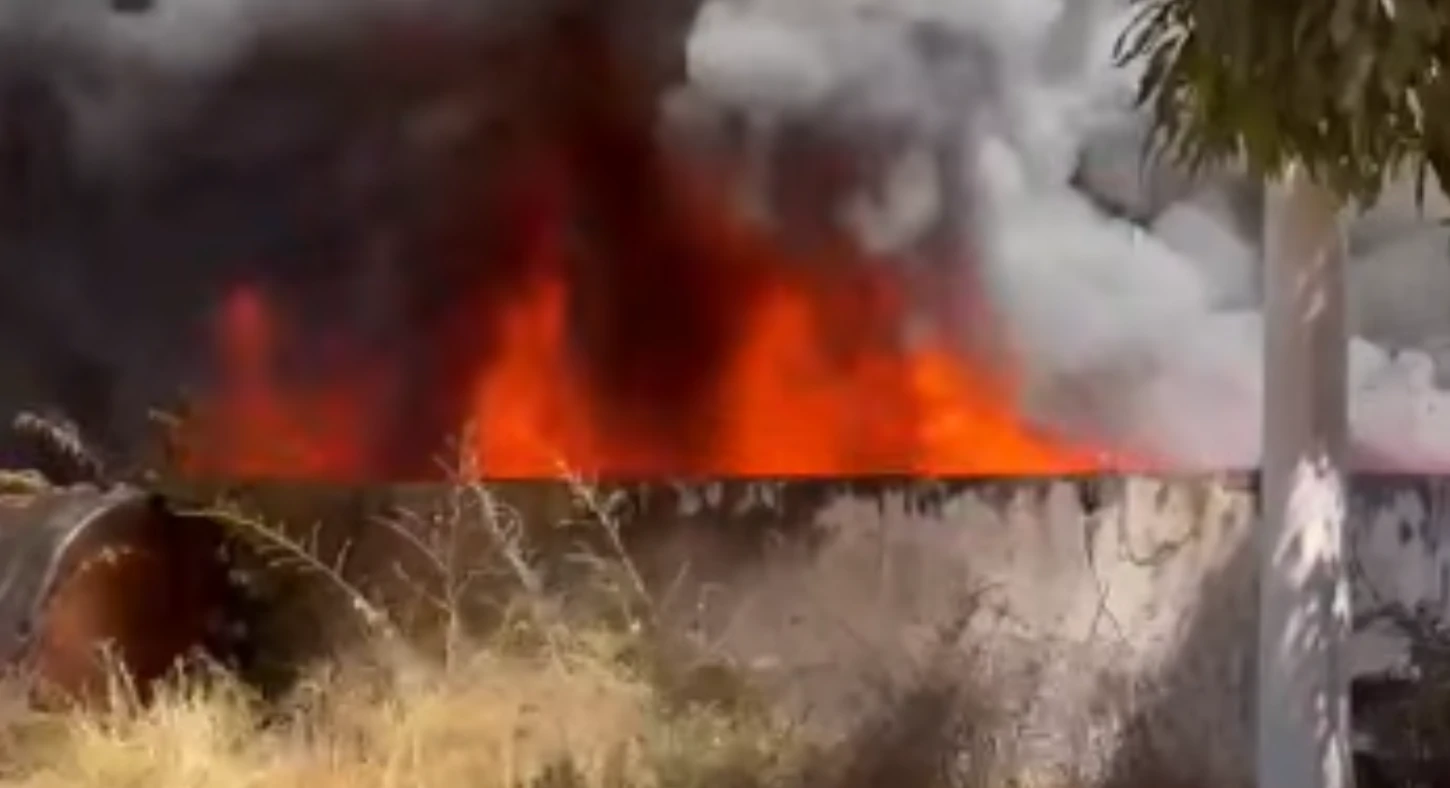 Incêndio de grandes proporções atinge galpão e vegetação no Chácara das Paineiras e ameaça subestação da Cemig em Montes Claros