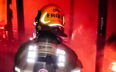 Incêndio de grandes proporções destrói marcenaria no Centro de Januária; ação rápida dos Bombeiros salva residência vizinha