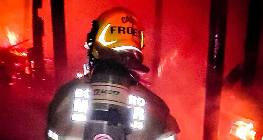 Incêndio de grandes proporções destrói marcenaria no Centro de Januária; ação rápida dos Bombeiros salva residência vizinha