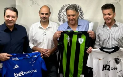 O Governo de Minas Gerais anunciou, na manhã desta terça-feira (29), um pacote de socorro financeiro e patrocínio estatal no valor de R$ 32 milhões por ano destinado aos principais clubes do futebol mineiro: Atlético, Cruzeiro e América. A medida foi oficializada após reunião na Cidade Administrativa para mitigar o impacto imediato do banimento e da proibição das casas de apostas de quota fixa (bets) em todo o país. A decisão ocorre no rastro de restrições impostas à publicidade de empresas de apostas esportivas e do veto definitivo à operação de marcas não regulamentadas, que até então ocupavam o espaço de patrocínio máster das camisas das equipes mineiras. Como será dividido o patrocínio estadual De acordo com o detalhamento feito pelo governador Mateus Simões, os recursos estaduais serão distribuídos da seguinte forma: Clube Atlético Mineiro: R$ 15 milhões anuais. Cruzeiro Esporte Clube: R$ 15 milhões anuais. América Futebol Clube: R$ 2 milhões anuais. A reunião contou com a presença e assinatura dos executivos das SAFs regionais: Pedro Lourenço (dono da SAF do Cruzeiro), Renato Salvador (acionista da SAF do Atlético) e Marcus Salum (coordenador do grupo de gestão do América). O Governo de Minas informou ainda que equipes do interior do estado que também foram impactadas pelo fim dos contratos com casas de apostas — como Athletic e Uberlândia — terão reuniões nos próximos dias para negociar modelos de apoio institucional. Contrapartidas sociais e incentivo ao setor privado Em troca do aporte público emergencial, o Executivo estadual firmou um compromisso direto com a gestão dos três clubes: Futebol Feminino: Destinação obrigatória de parte das verbas para o fortalecimento e fomento das equipes femininas das três agremiações. Inclusão Social: Distribuição de ingressos gratuitos para jogos oficiais em estádios estaduais voltados a estudantes da rede pública de baixa renda. Durante o anúncio, a gestão estadual reforçou que o Estado apoia o combate aos prejuízos financeiros e à saúde mental causados pela dependência em apostas digitais, mas ressaltou que os clubes não poderiam ser desamparados de forma abrupta com a perda de receitas que sustentam o ecossistema esportivo de Minas Gerais. O governo aproveitou a oportunidade para convocar grandes empresas mineiras da economia real a ocuparem os espaços publicitários nos uniformes dos times.