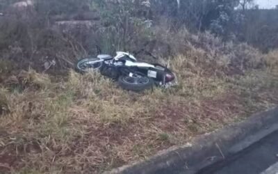 Tragédia na MG-308: Motociclista de 63 anos morre após sair da pista e colidir contra pedra em Itacambira