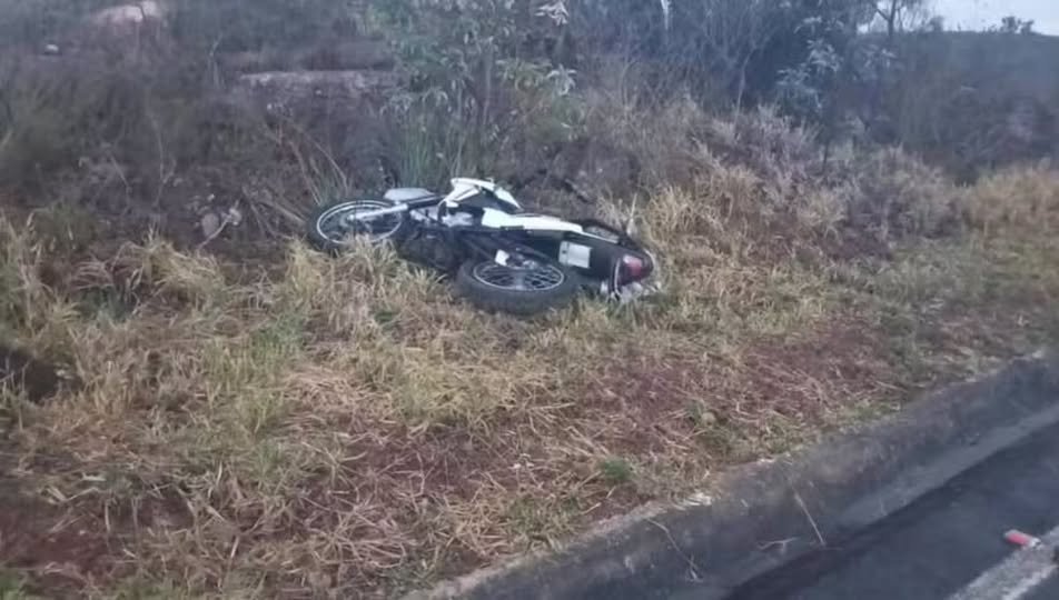 Tragédia na MG-308: Motociclista de 63 anos morre após sair da pista e colidir contra pedra em Itacambira