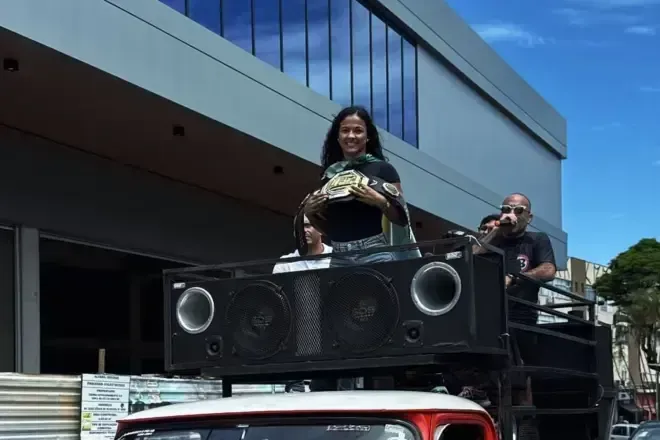 CONQUISTA HISTÓRICA: Natália Silva, Campeã do UFC, Desfila com Cinturão pelas Ruas de Contagem
