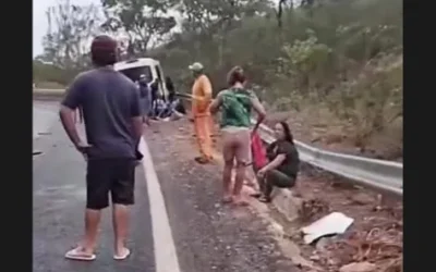 TRAGÉDIA NA MGC-367: Colisão Entre Van da Saúde de Capelinha e Carreta Deixa Dois Mortos e Oito Feridos