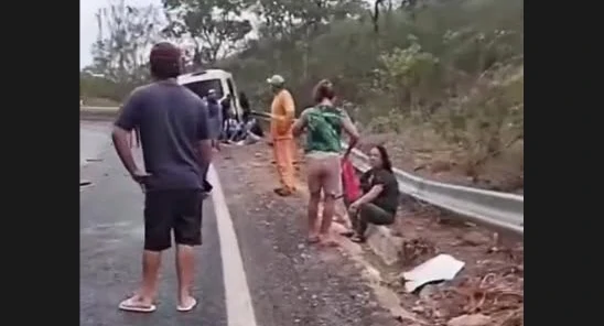 TRAGÉDIA NA MGC-367: Colisão Entre Van da Saúde de Capelinha e Carreta Deixa Dois Mortos e Oito Feridos