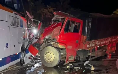 COLISÃO FRONTAL ENTRE ÔNIBUS E CAMINHÃO BLOQUEIA A BR-365 NA MADRUGADA