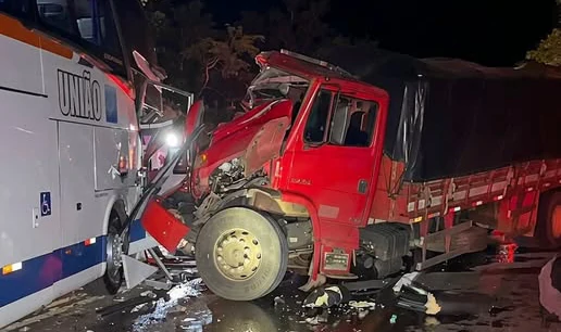COLISÃO FRONTAL ENTRE ÔNIBUS E CAMINHÃO BLOQUEIA A BR-365 NA MADRUGADA