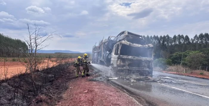 BR-251: Incêndio Consome Veículos Transportados por Caminhão-Cegonha em Grão Mogol