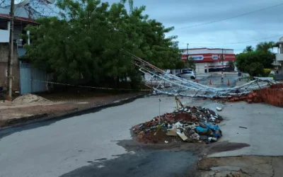 TEMPORAL COM FORTES RAJADAS DE VENTO DERRUBA TORRE DE TELEFONIA E CAUSA ESTRAGOS EM MONTALVÂNIA