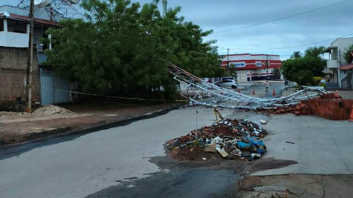 TEMPORAL COM FORTES RAJADAS DE VENTO DERRUBA TORRE DE TELEFONIA E CAUSA ESTRAGOS EM MONTALVÂNIA