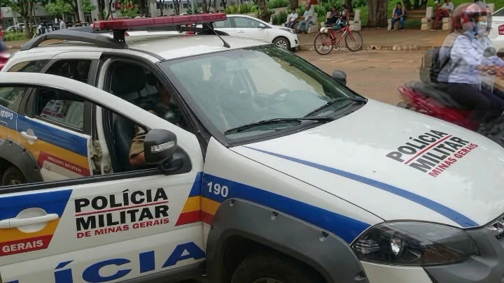 TENTATIVA DE FEMINICÍDIO EM VARZELÂNDIA: HOMEM INVADE CASA E ATACA EX-COMPANHEIRA A GOLPES DE FACÃO NA FRENTE DO FILHO